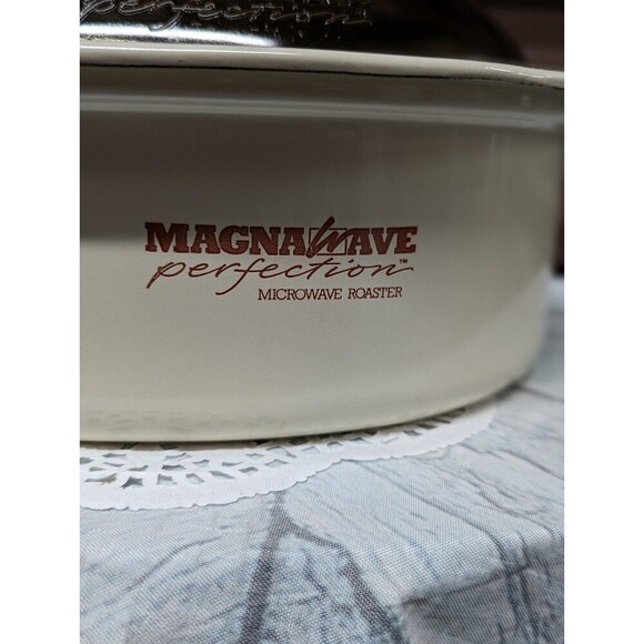 Vintage Magnawave Perfection Microwave Roaster Pan with Lid and original manual - Picture 2 of 7